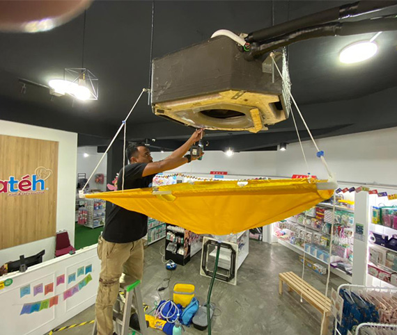 gambar-staf-servis-aircond-rumah-ceiling-cassette