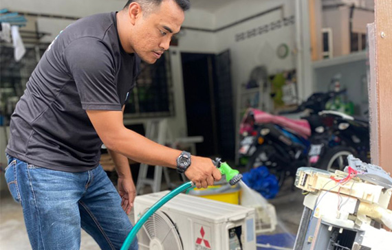 gambar-staf-servis-aircond-rumah-compressor-aircond-outdoor