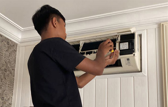 gambar-staf-servis-aircond-rumah-indoor-unit-wall-mounted